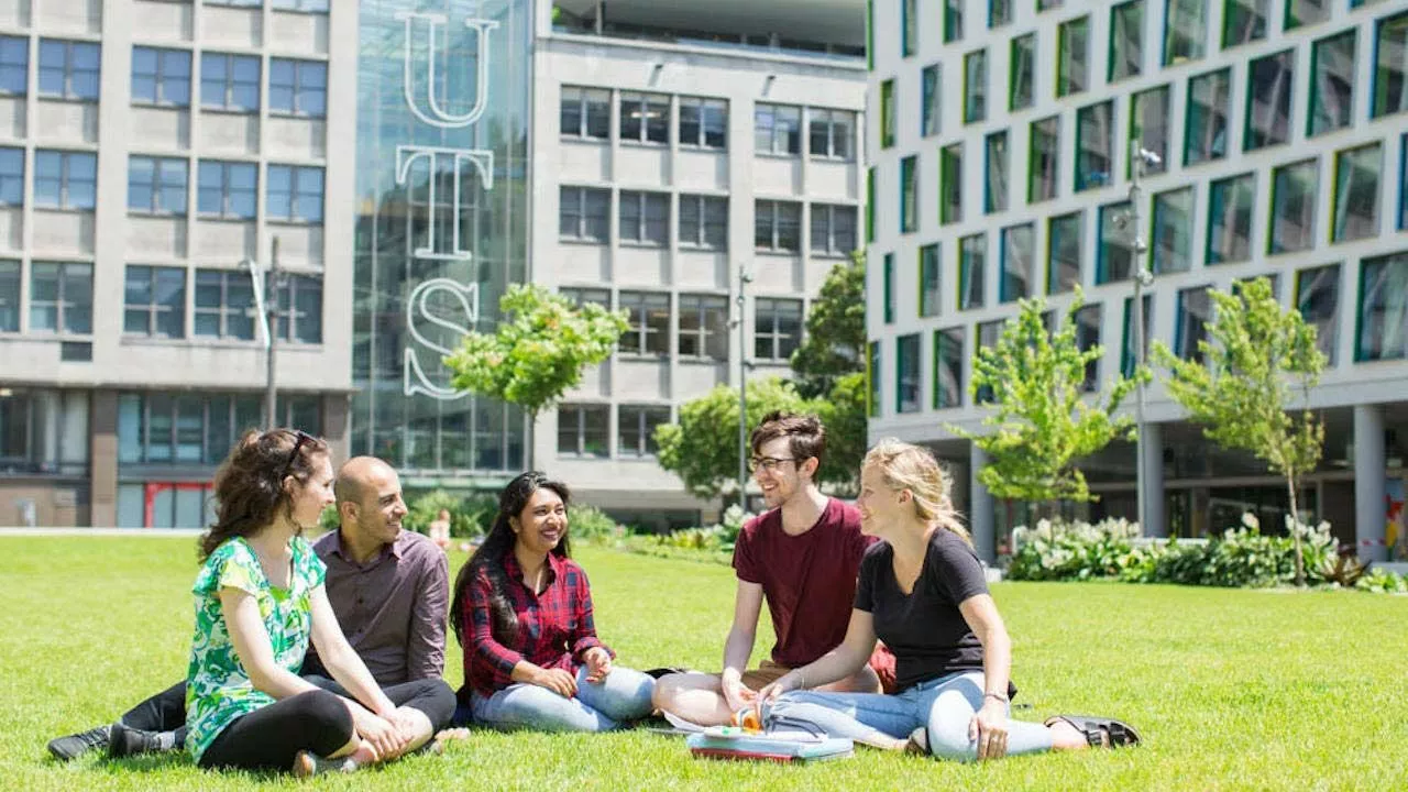 How are academics and social life at University of Sydney?